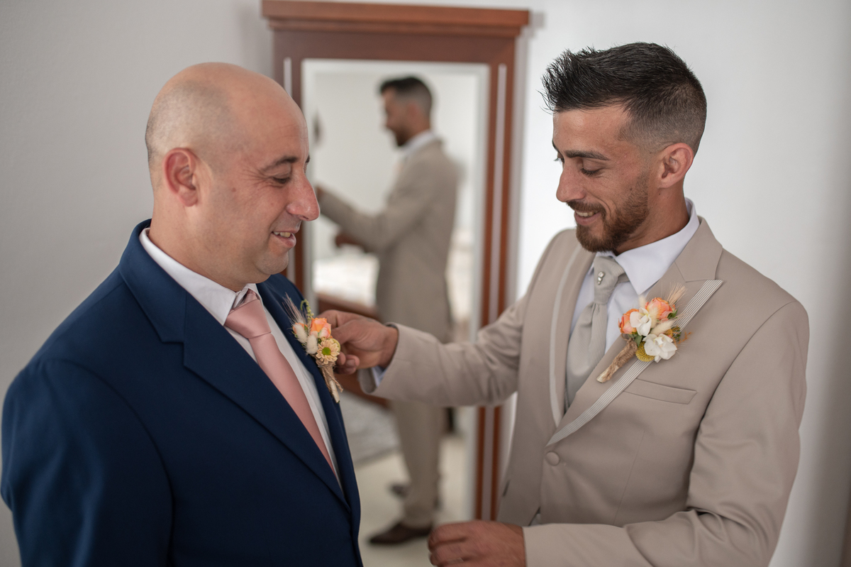 noivo ajudando padrinho 