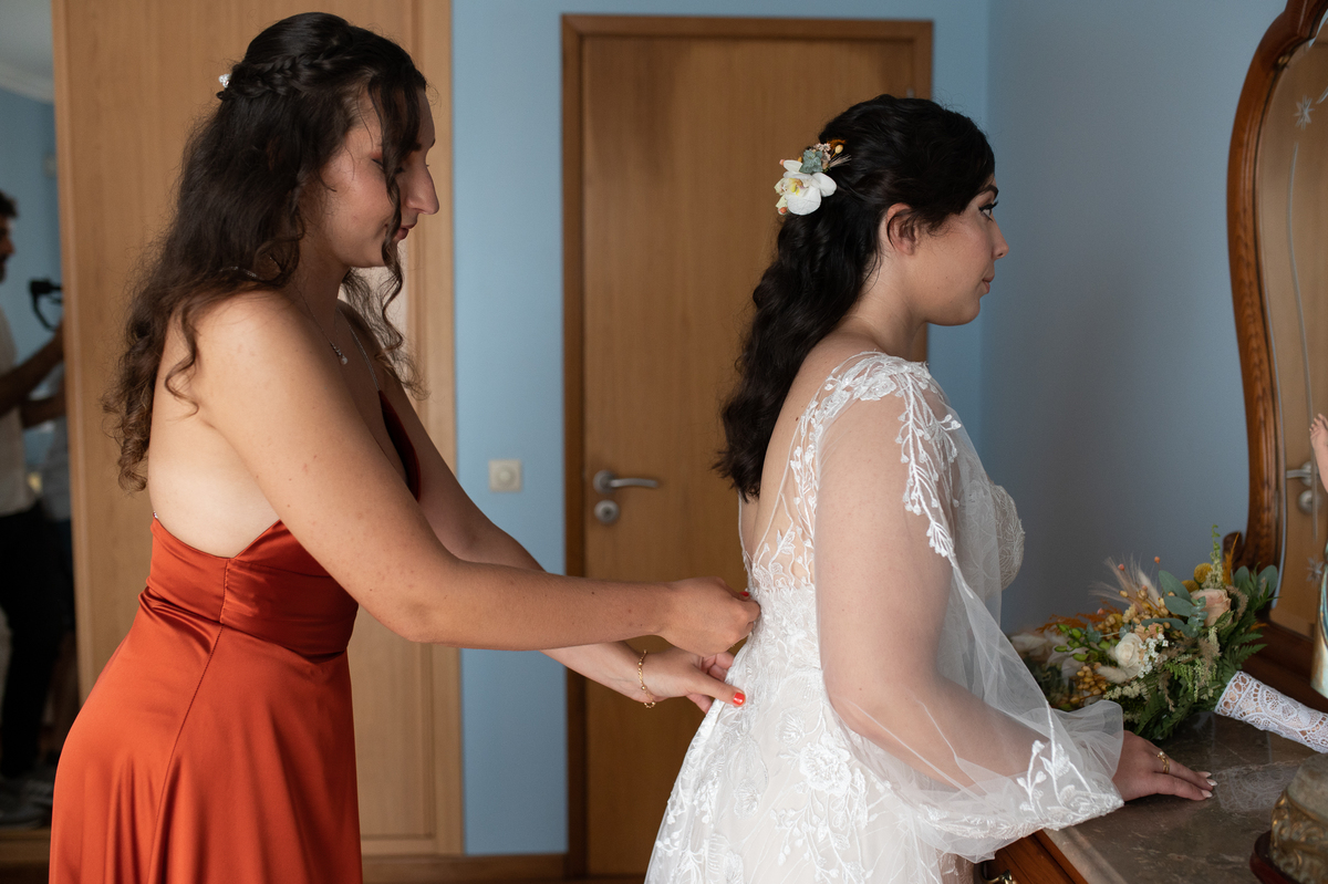 irma da noiva fechando o vestido 