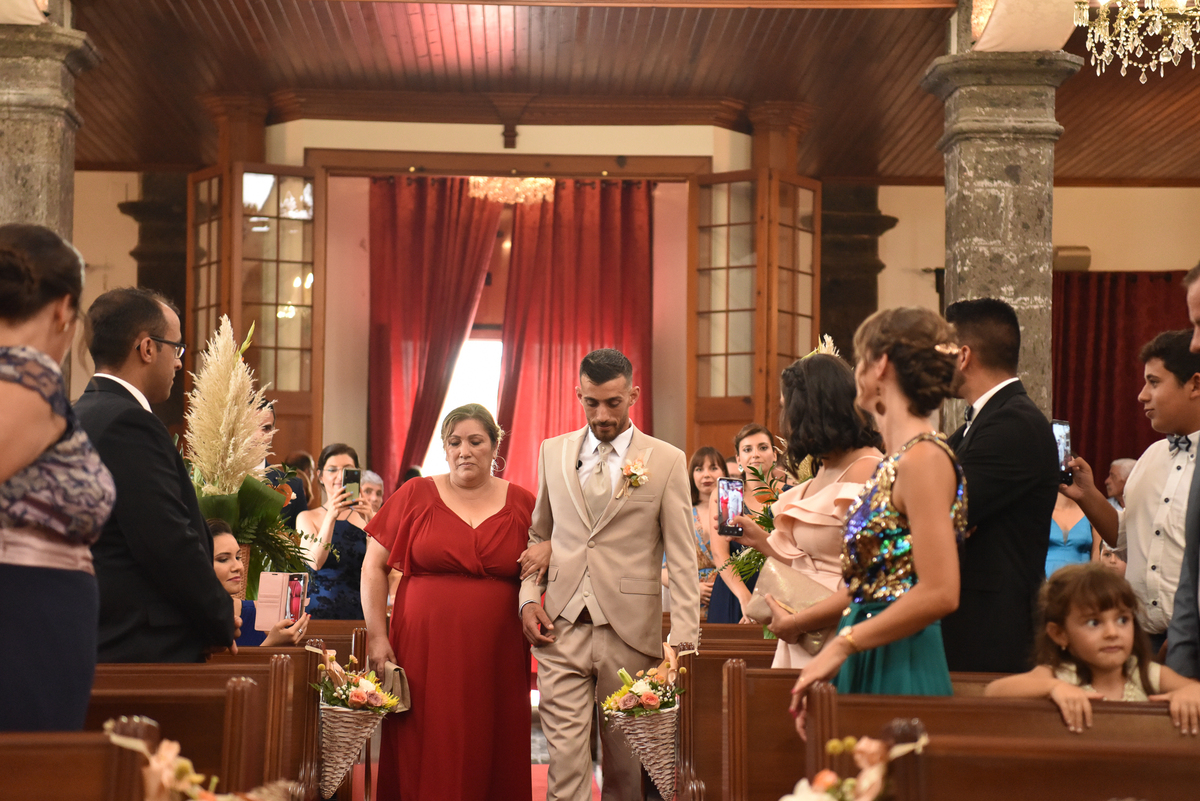 entrada do noivo com sua mãe 