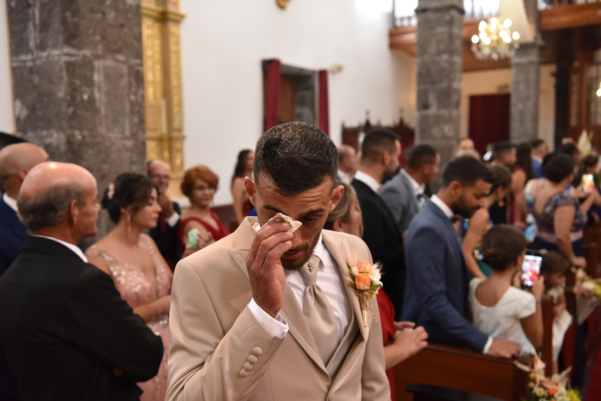 entrada da noiva na igreja e noivos chorar 