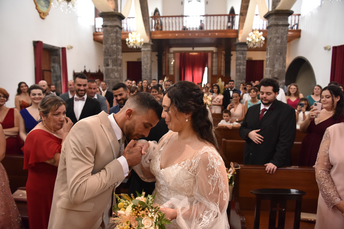 noivo beija mão da noiva 