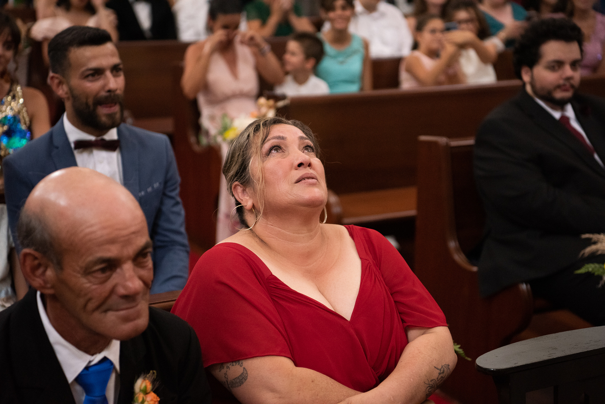 mãe do noivo a chorar 