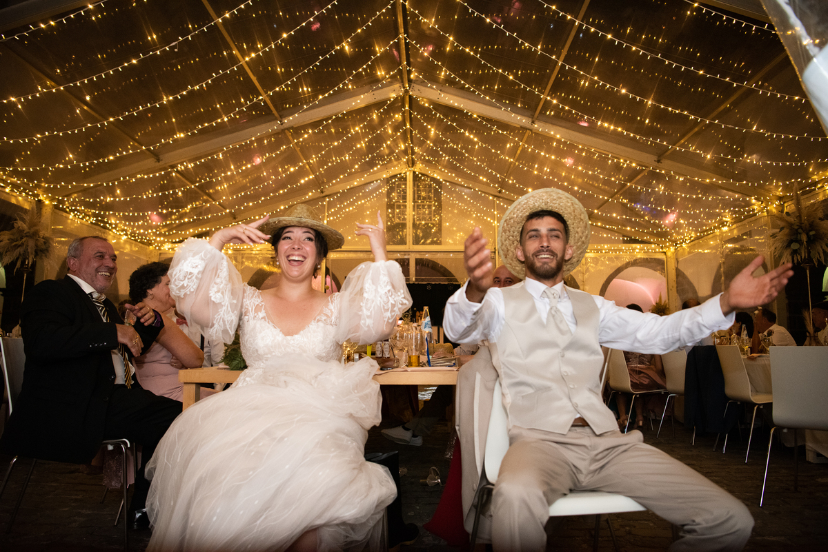 noivos dançando  
