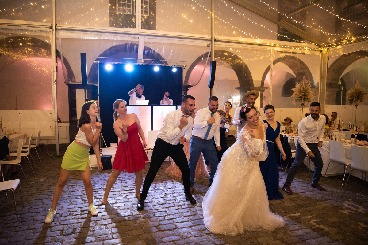 Noiva a dançar com seus convidados 