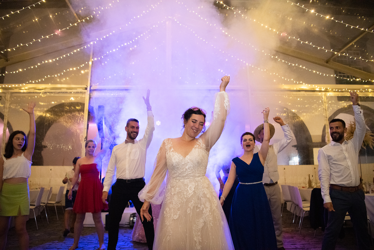 Noiva a dançar com seus convidados 