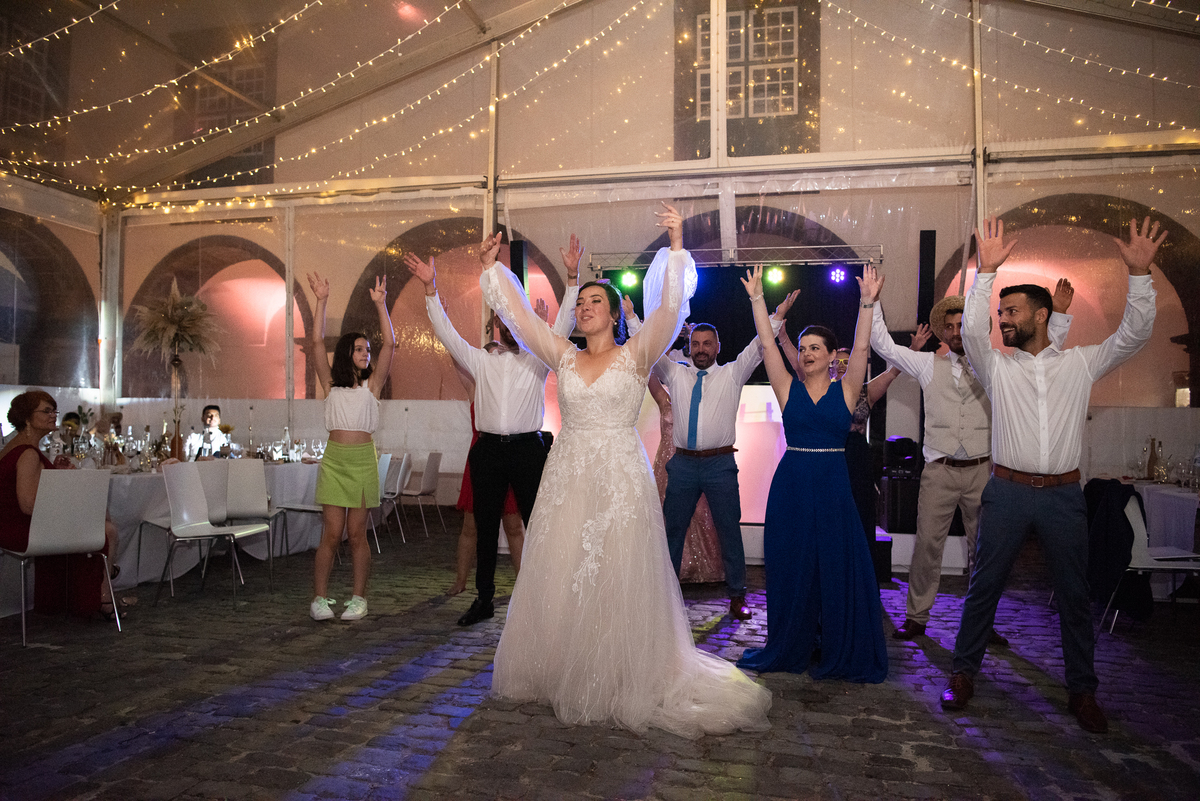 Noiva a dançar com seus convidados 