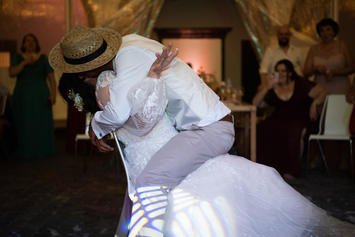 noivo dançando para noiva 