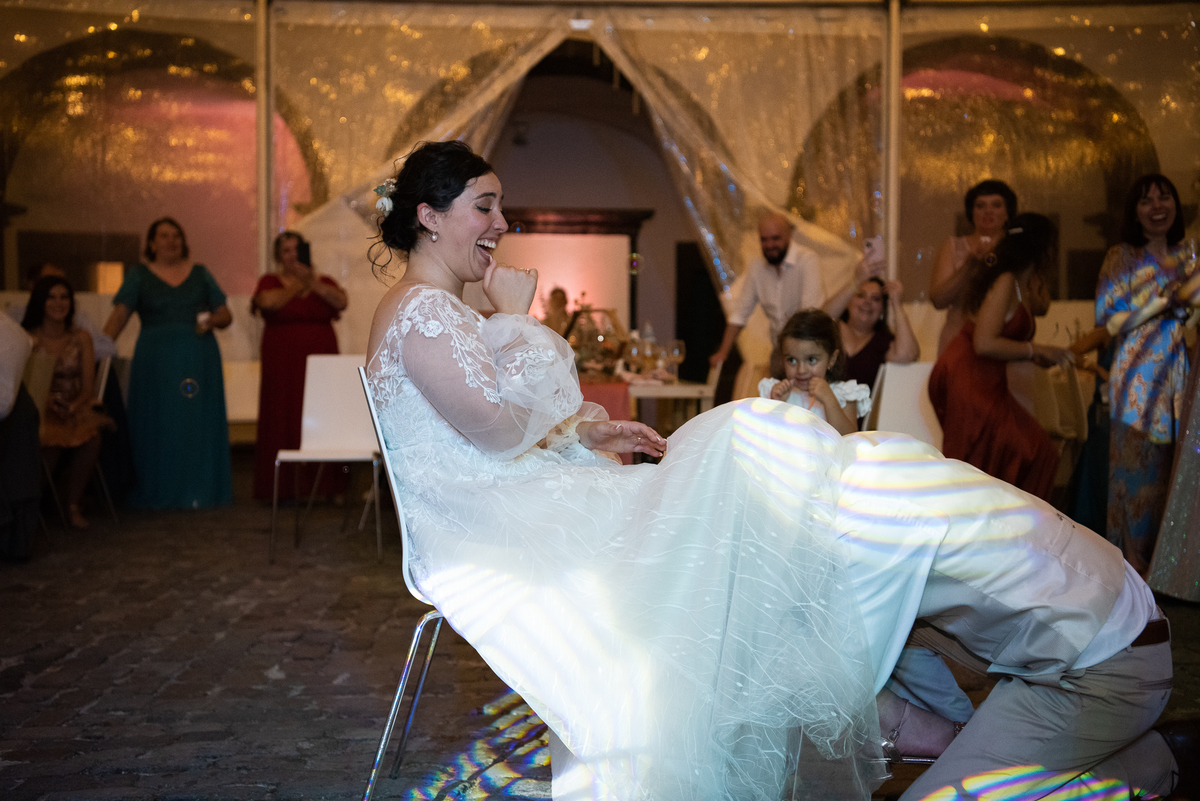 noivo com cabeça debaixo do vestido para tirar Liga 