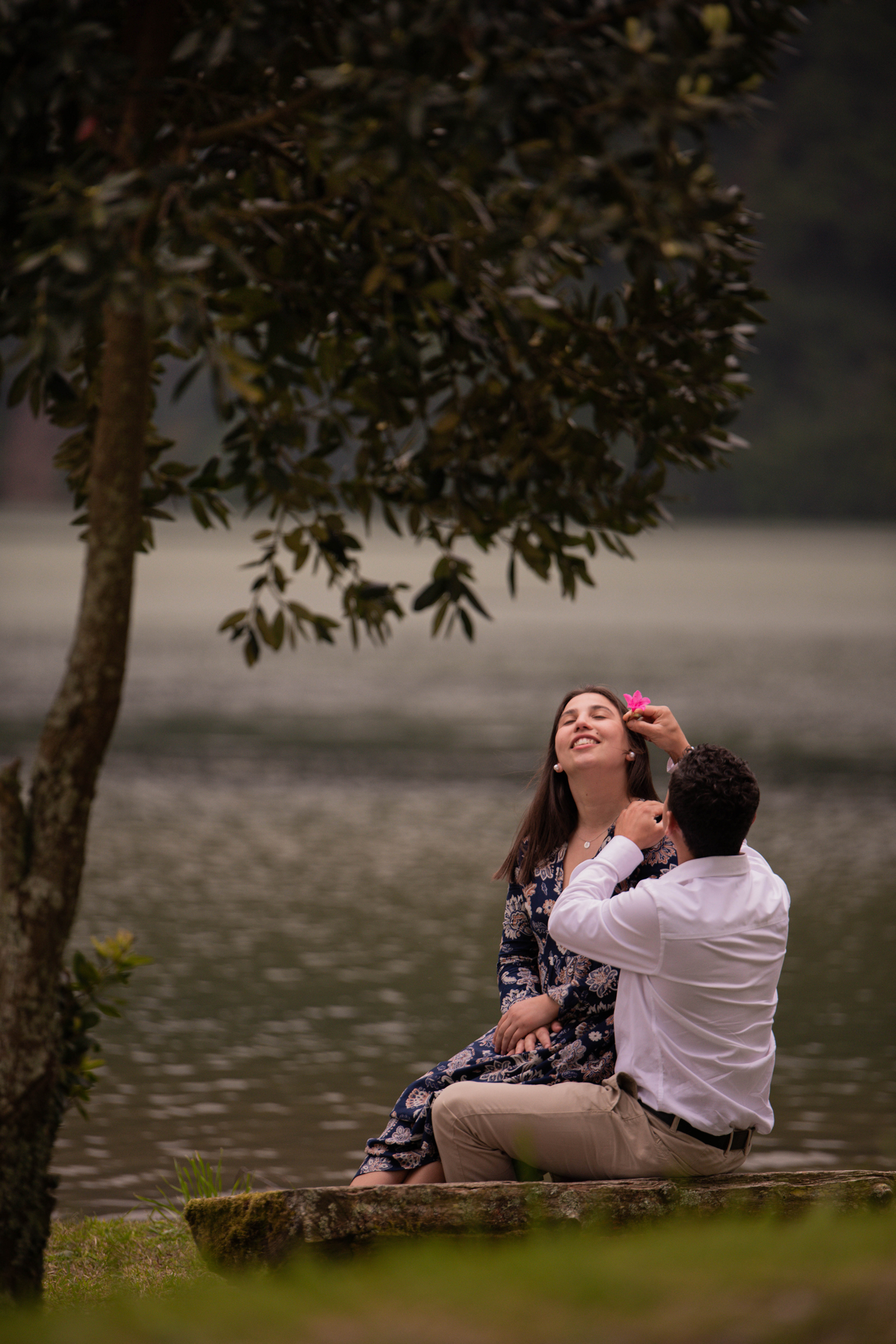namorando na lagoa das sete cidades colocando uma flor na orelha da namorada 