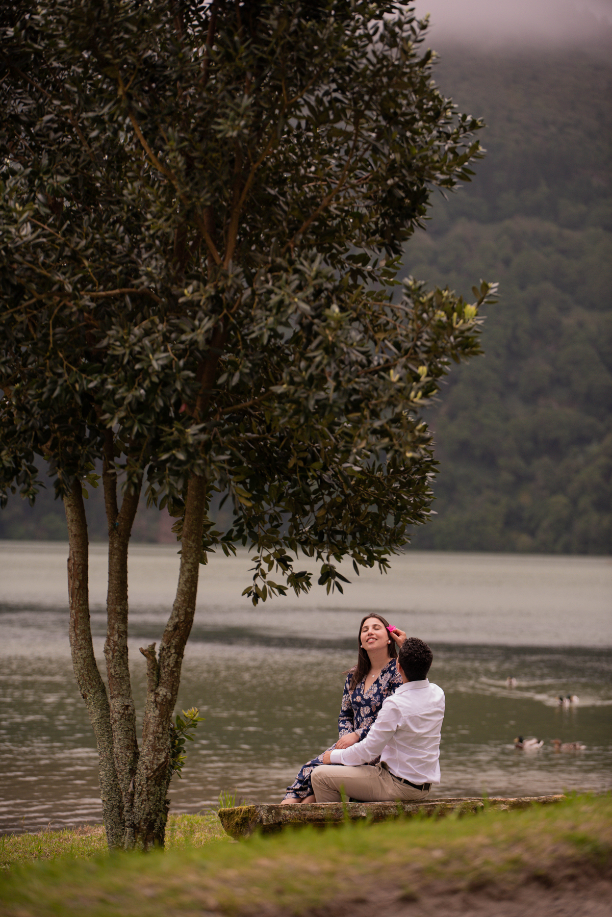 namorando na lagoa das sete cidades com flor 
