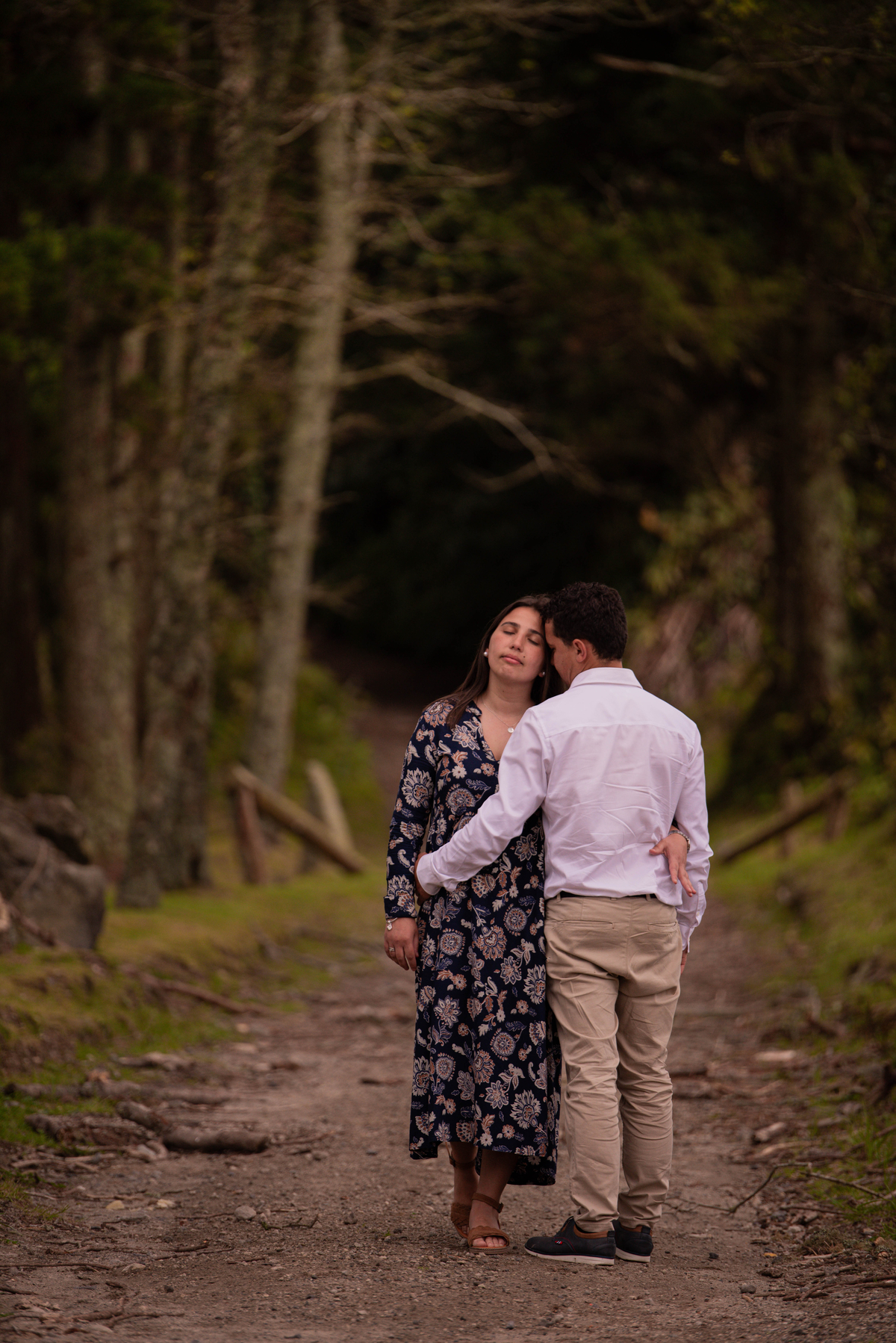 namorados dentro da floresta 