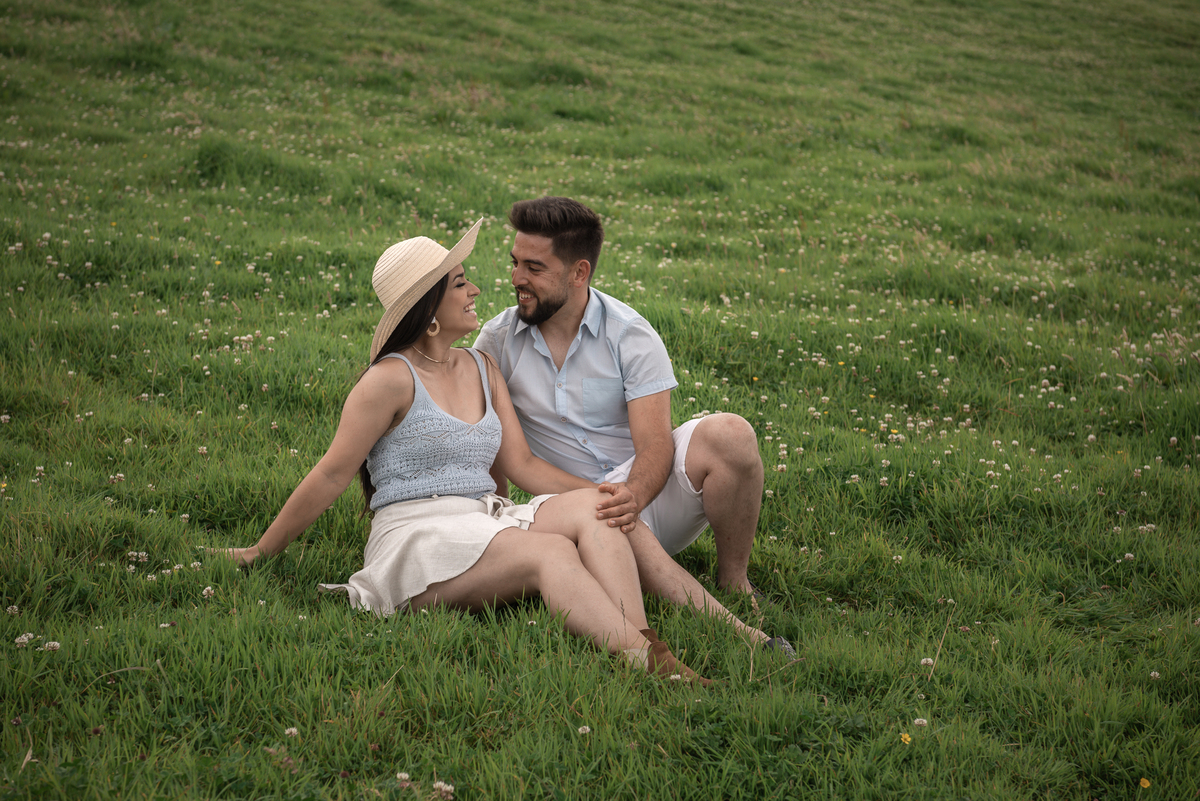 sentados no pasto Pre-casamento Casal lindo Sao Miguel Açores 