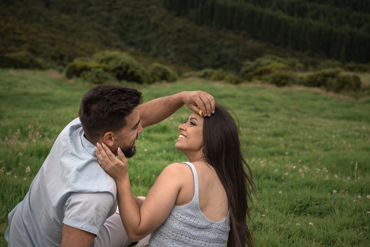 colocando flor na orelha Pre-casamento Casal lindo Sao Miguel Açores 