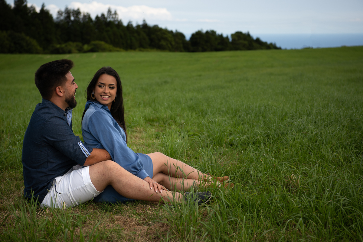 sentados no chão Pre-casamento Casal lindo Sao Miguel Açores 