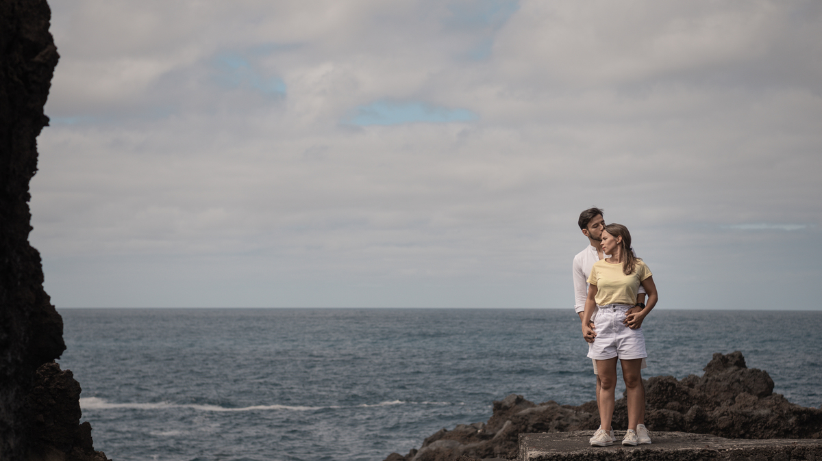paisagem mais linda com o casal 
 Ilha do Pico 
