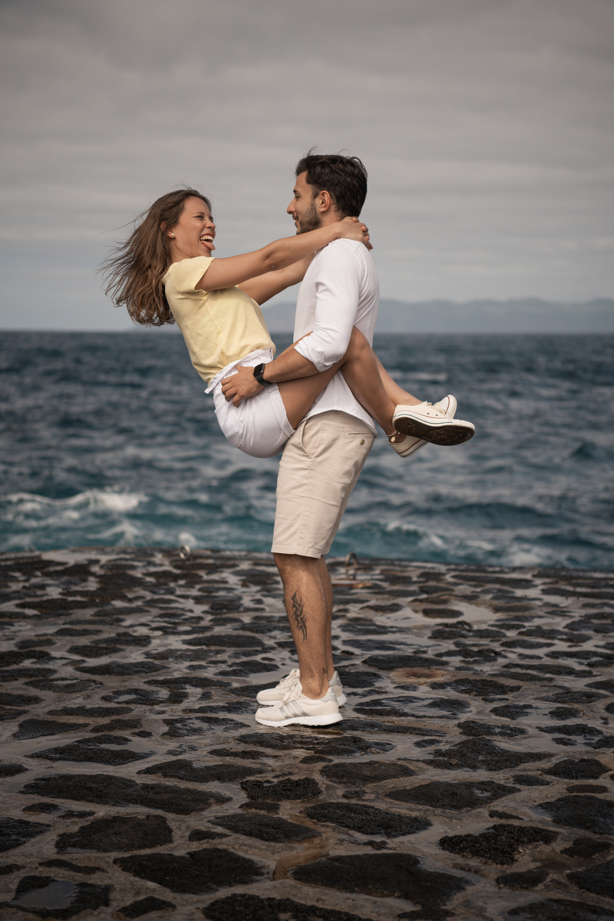 namorada ao colo  Ilha do Pico 