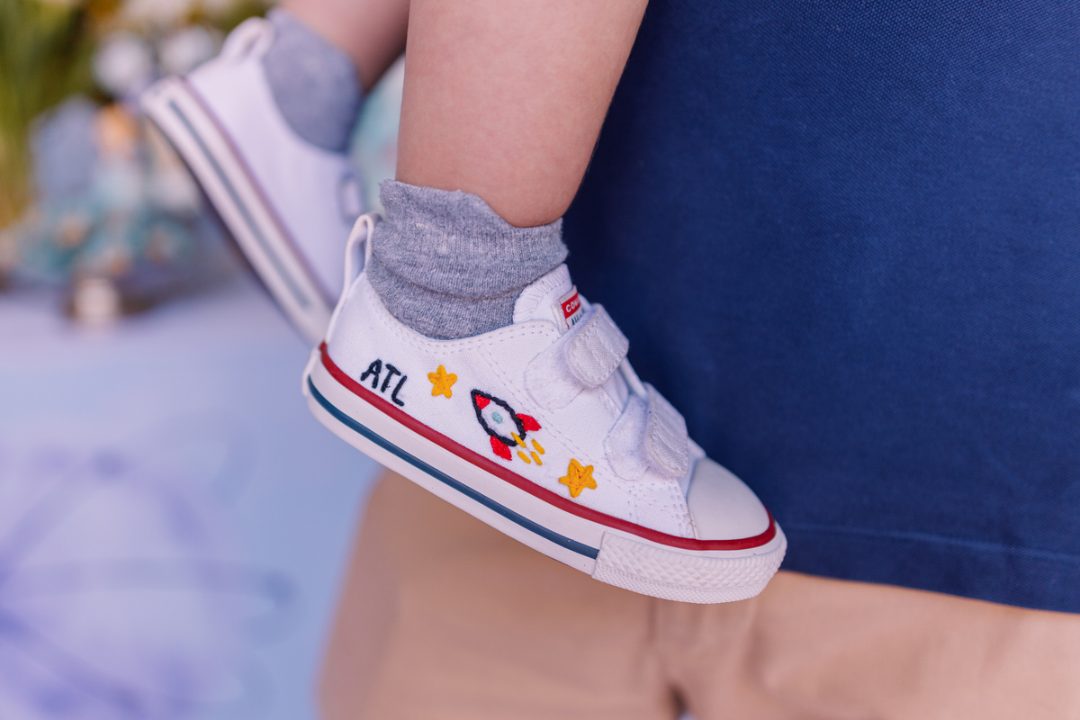 festa de 1 ano em casa tema astronauta decoração santa julia ribeirao preto fotografia familia anga tenis bordado