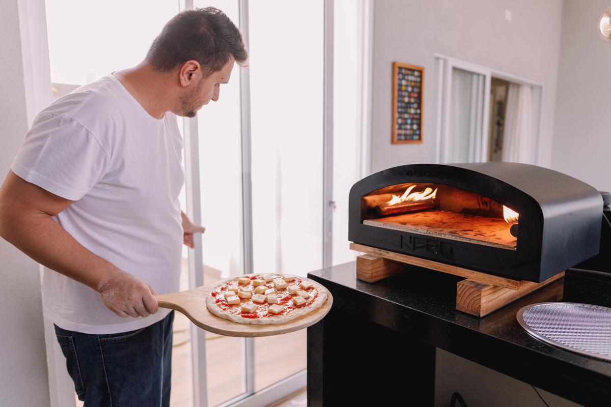 ensaio familia em casa camisa branca e calça jeans 2 filhos fazendo pizza