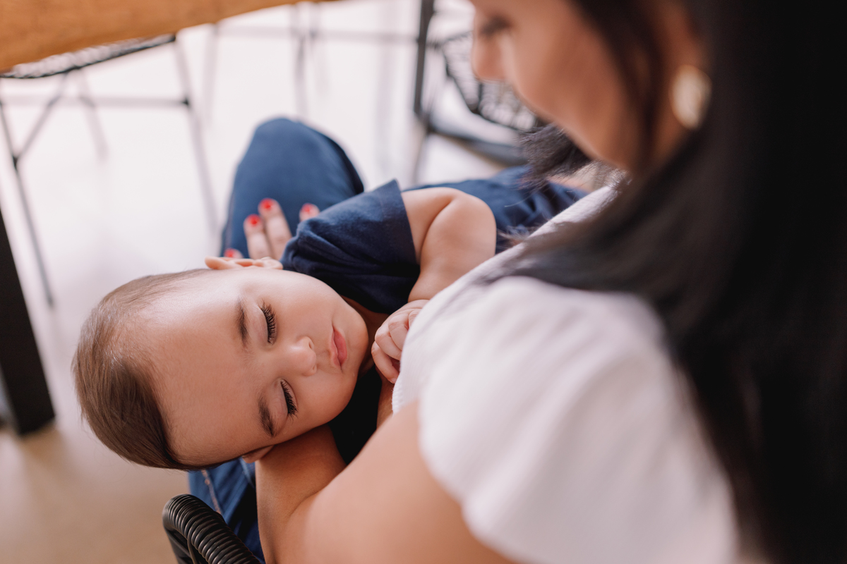 ensaio familia em casa camisa branca e calça jeans 2 filhos fazendo pizza bebe dormindo