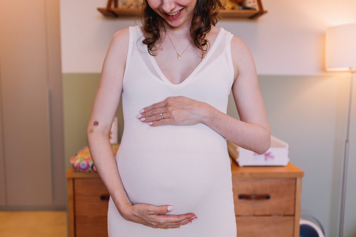 ensaio gestante feito em casa detalhes do quarto do bebe decoração