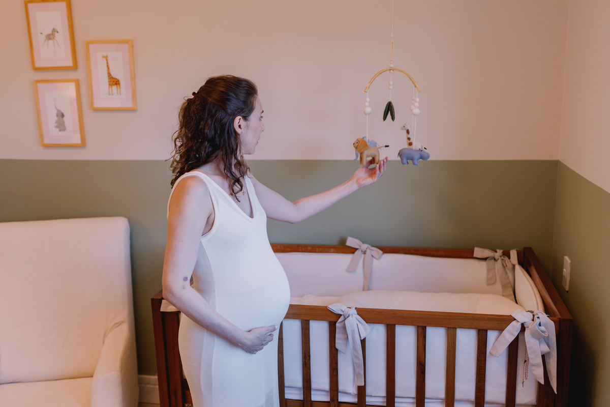 ensaio gestante feito em casa detalhes do quarto do bebe decoração
