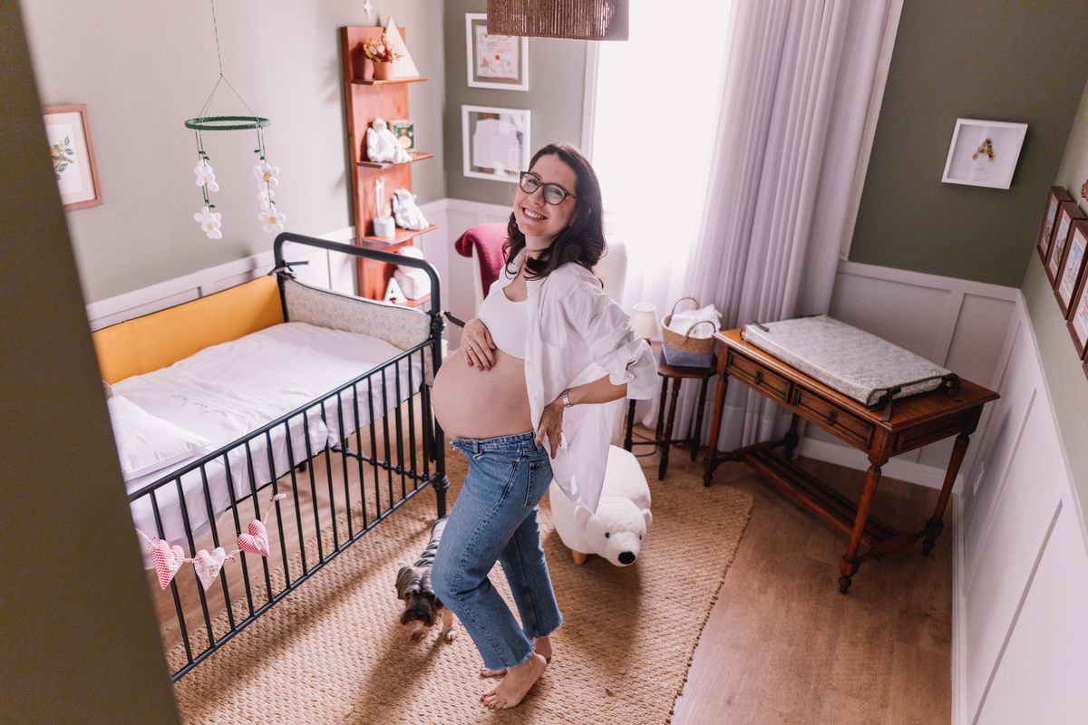 ensaio gestante em casa segundo filho quartinho de bebê decorado