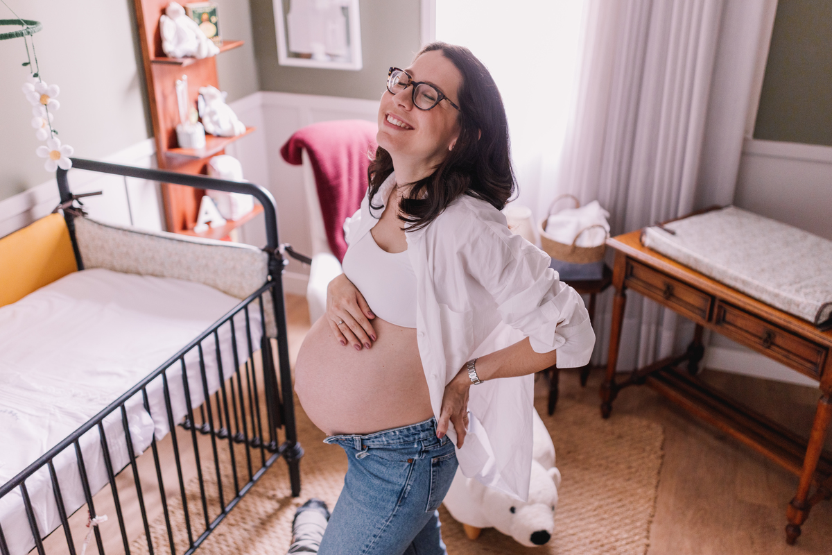 ensaio gestante em casa segundo filho quartinho de bebê decorado