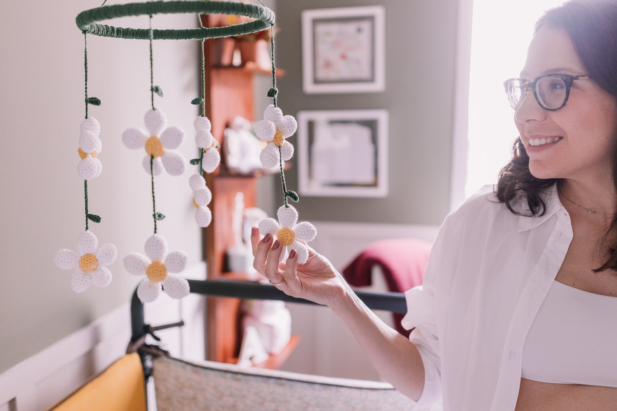 ensaio gestante em casa segundo filho quartinho de bebê decorado