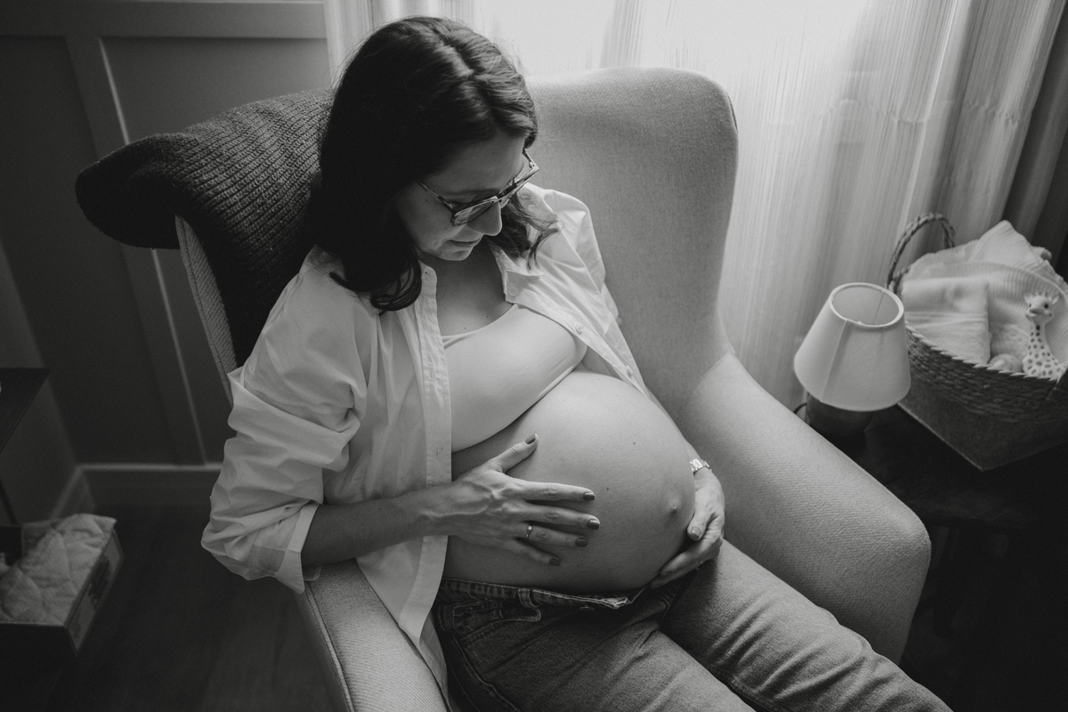ensaio gestante em casa segundo filho quartinho de bebê decorado