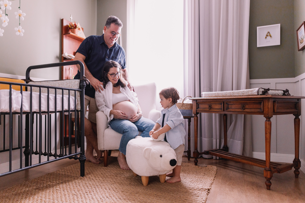 ensaio gestante em casa segundo filho quartinho de bebê decorado