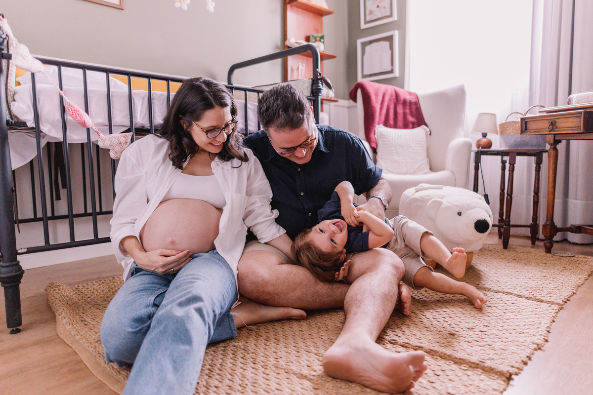 ensaio gestante em casa segundo filho quartinho de bebê decorado