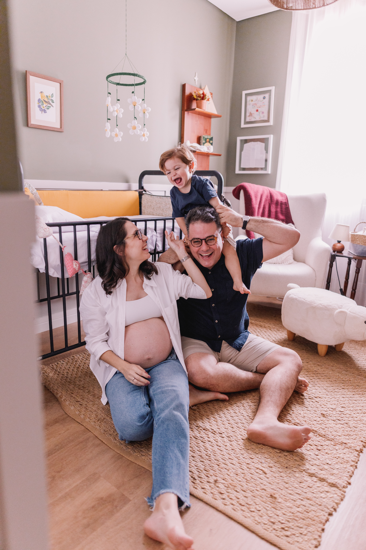ensaio gestante em casa segundo filho quartinho de bebê decorado