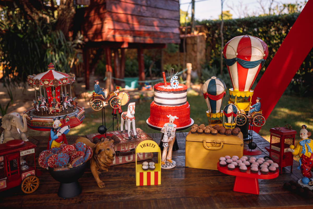 festa tema circo decoração linda com fantasia e mágico
