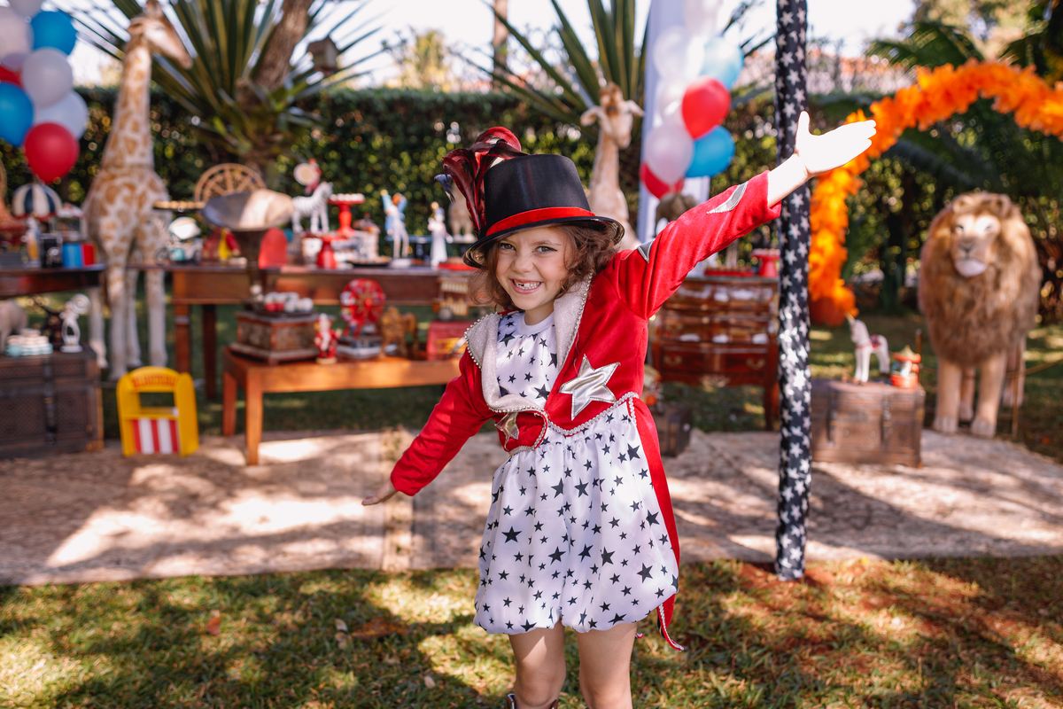festa tema circo decoração linda com fantasia e mágico