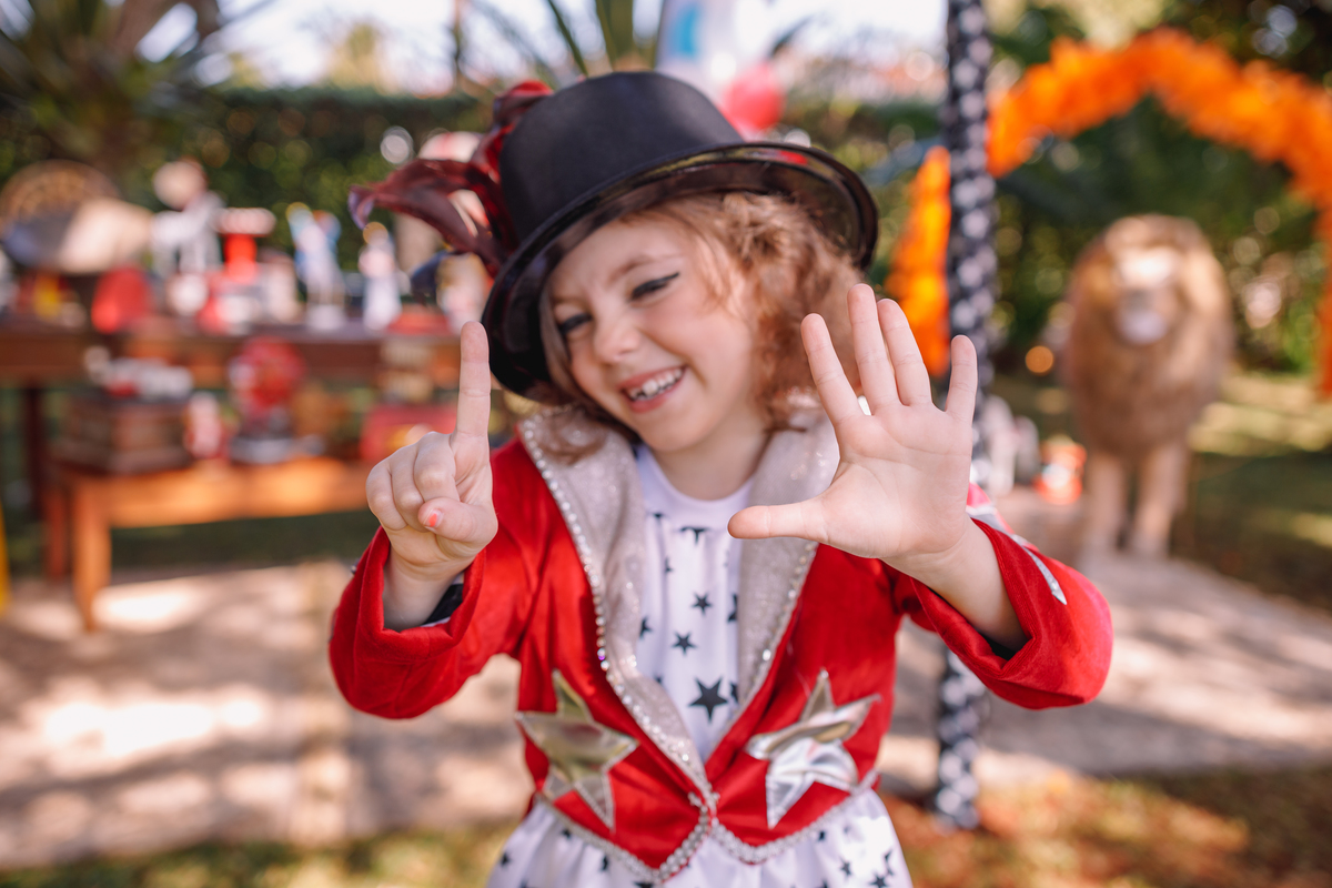 festa tema circo decoração linda com fantasia e mágico