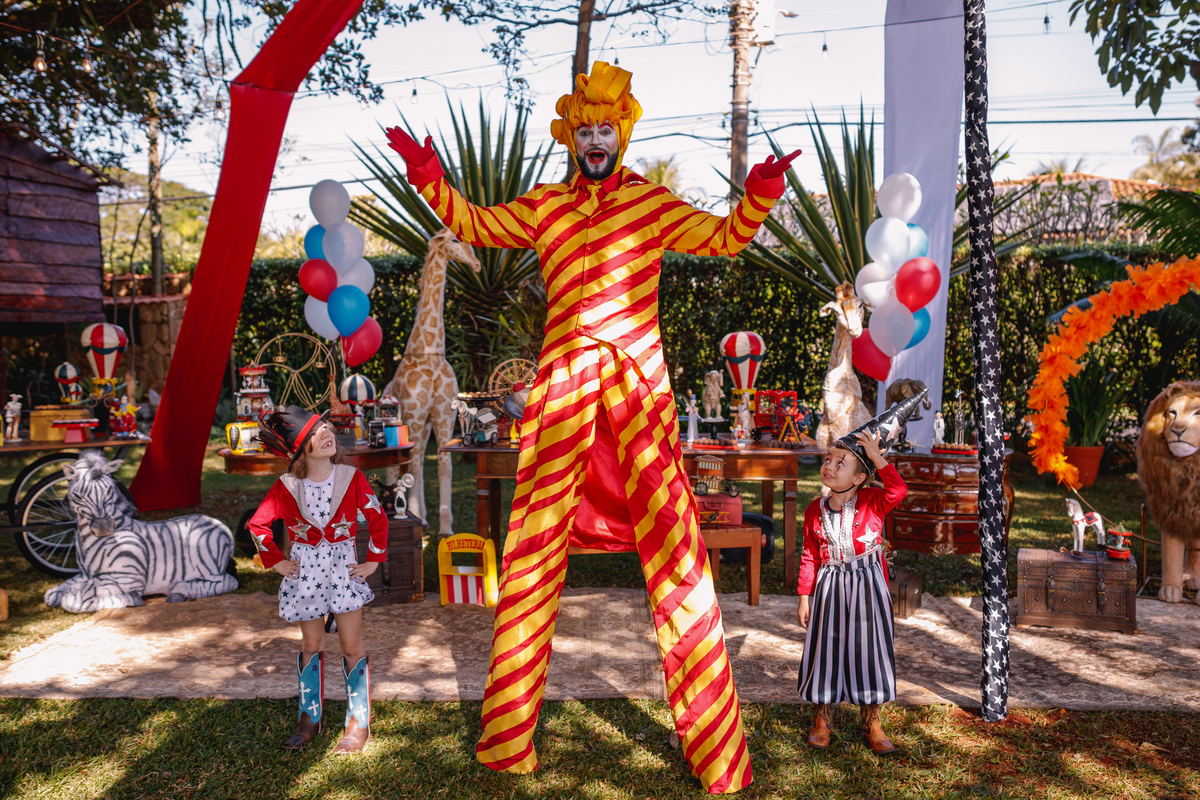 festa tema circo decoração linda com fantasia e mágico