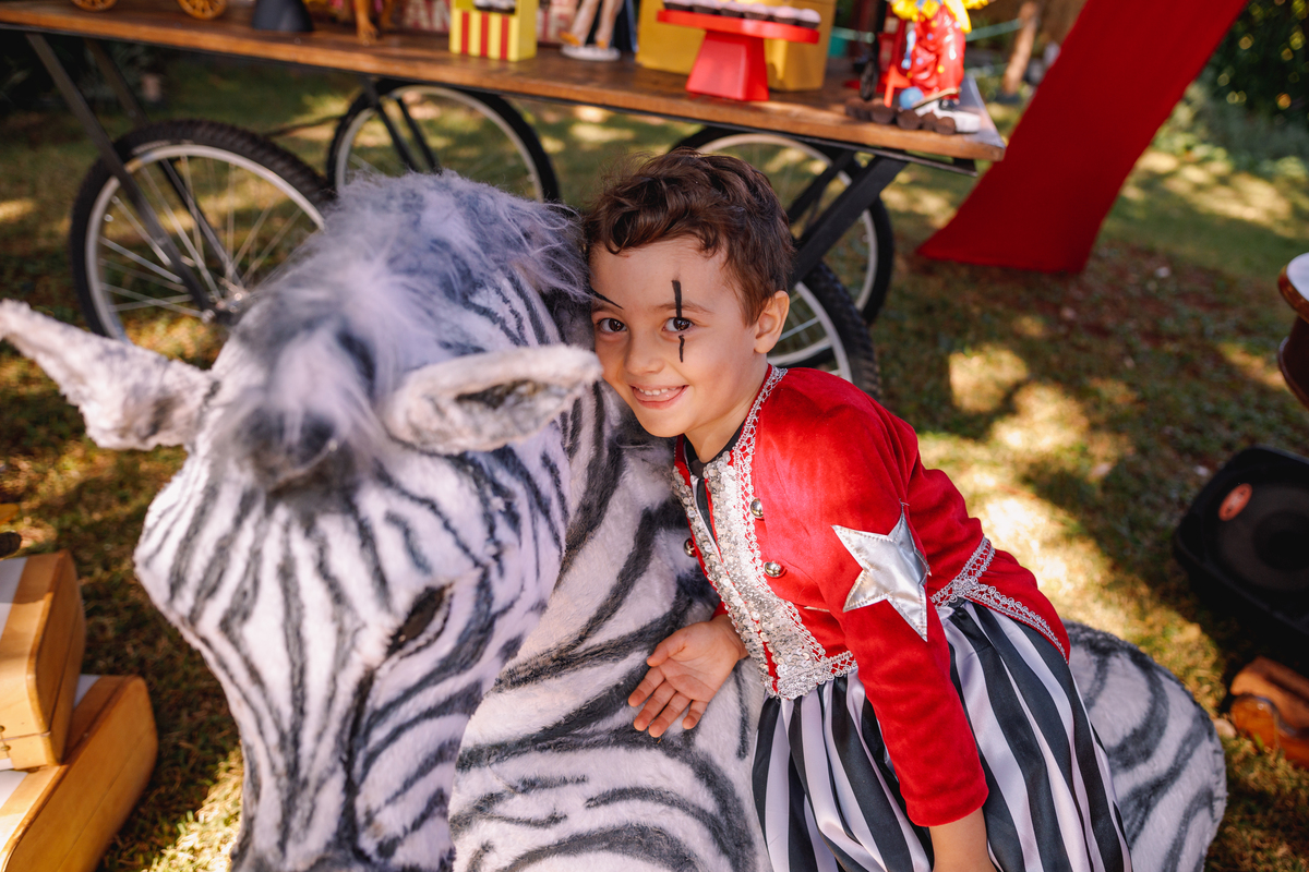 festa tema circo decoração linda com fantasia e mágico