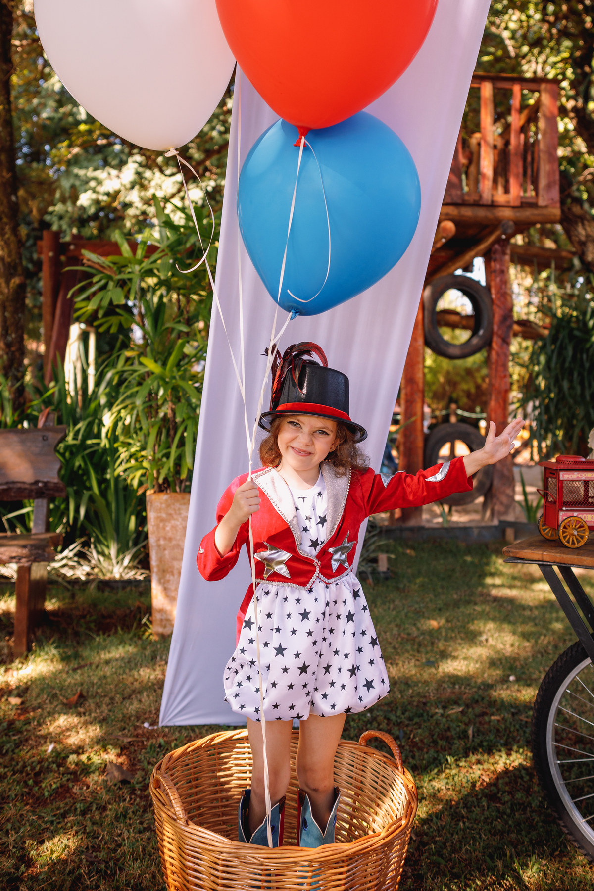 festa tema circo decoração linda com fantasia e mágico