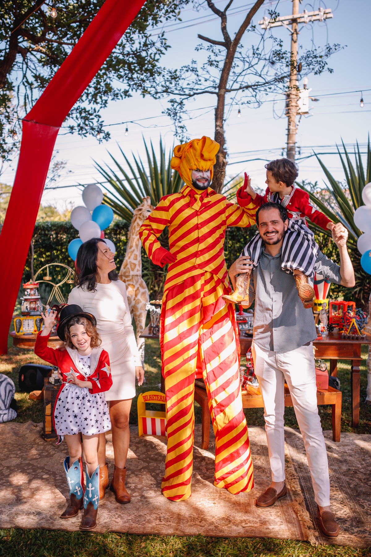 festa tema circo decoração linda com fantasia e mágico