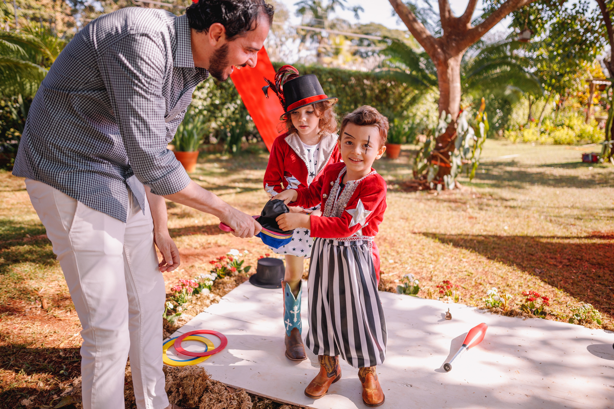 festa tema circo decoração linda com fantasia e mágico