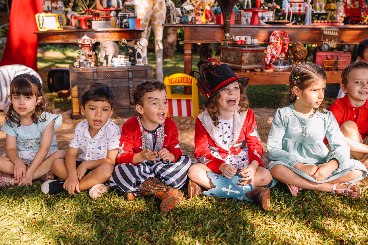 festa tema circo decoração linda com fantasia e mágico
