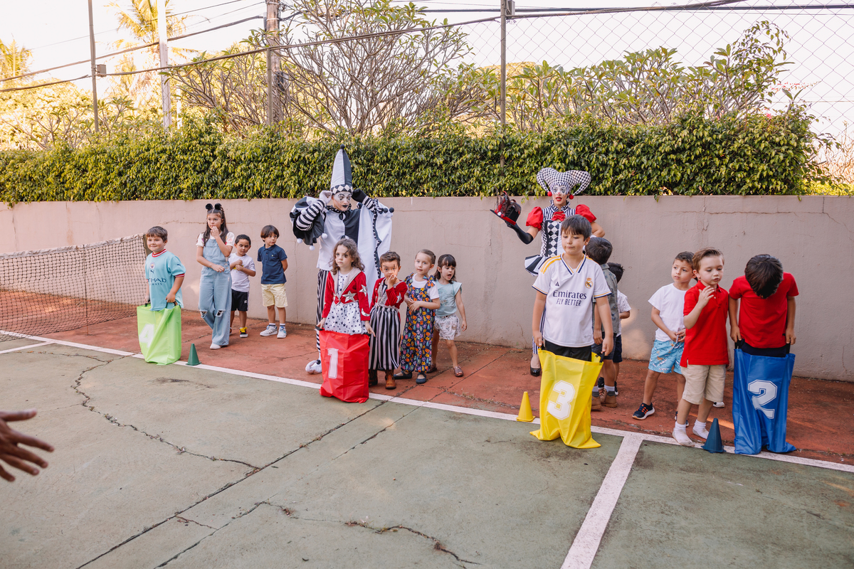 festa tema circo decoração linda com fantasia e mágico