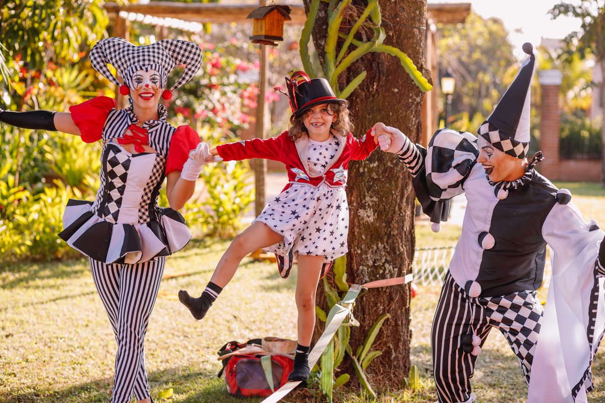 festa tema circo decoração linda com fantasia e mágico