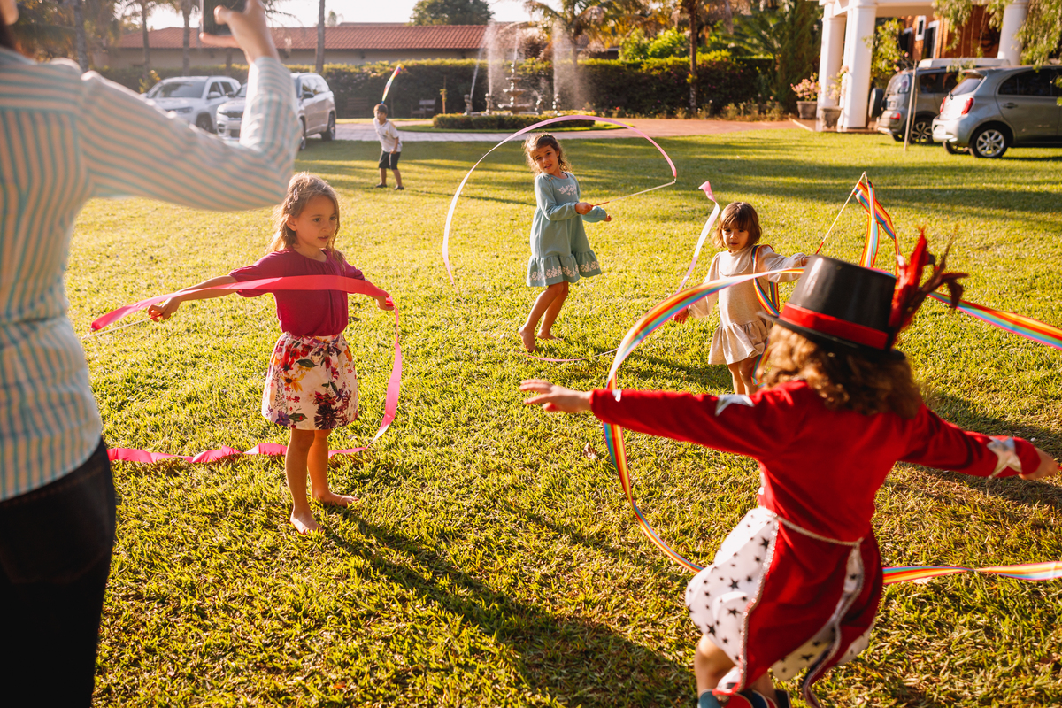 festa tema circo decoração linda com fantasia e mágico
