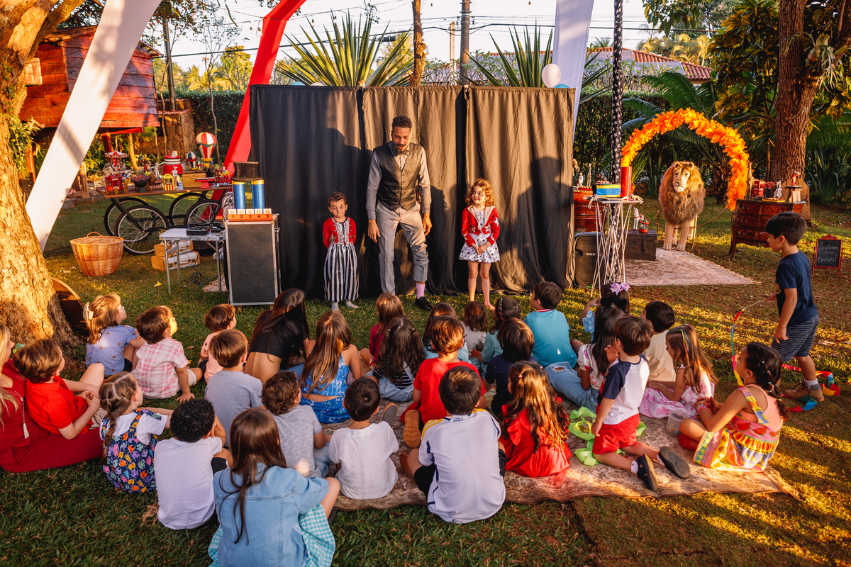 festa tema circo decoração linda com fantasia e mágico