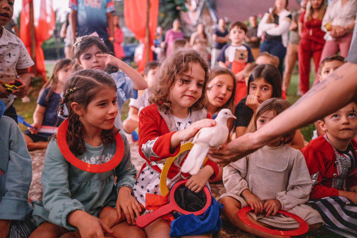 festa tema circo decoração linda com fantasia e mágico