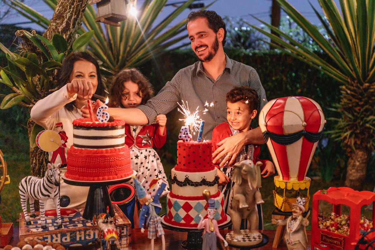 festa tema circo decoração linda com fantasia e mágico