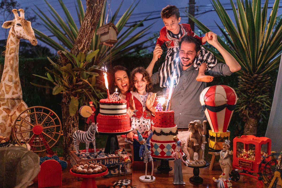 festa tema circo decoração linda com fantasia e mágico