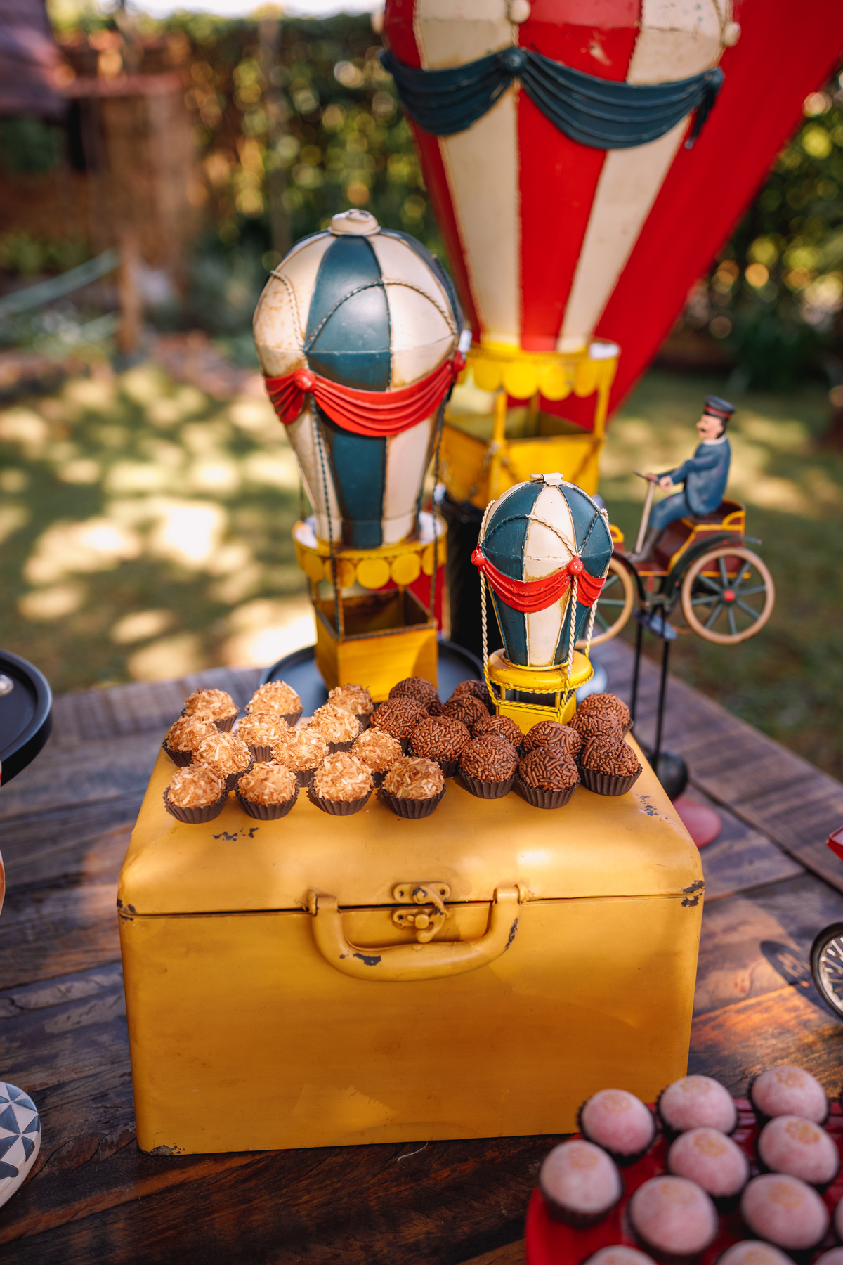 festa tema circo decoração linda com fantasia e mágico