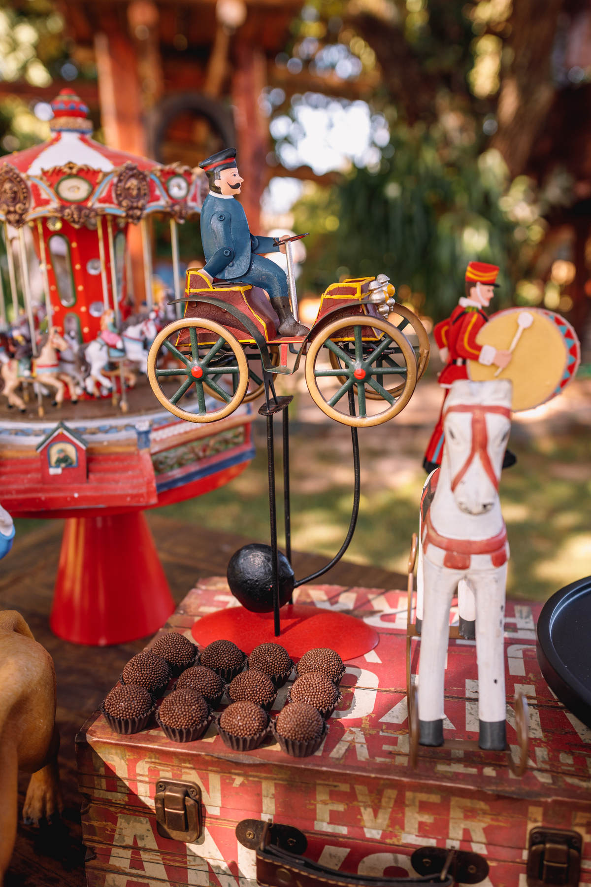 festa tema circo decoração linda com fantasia e mágico